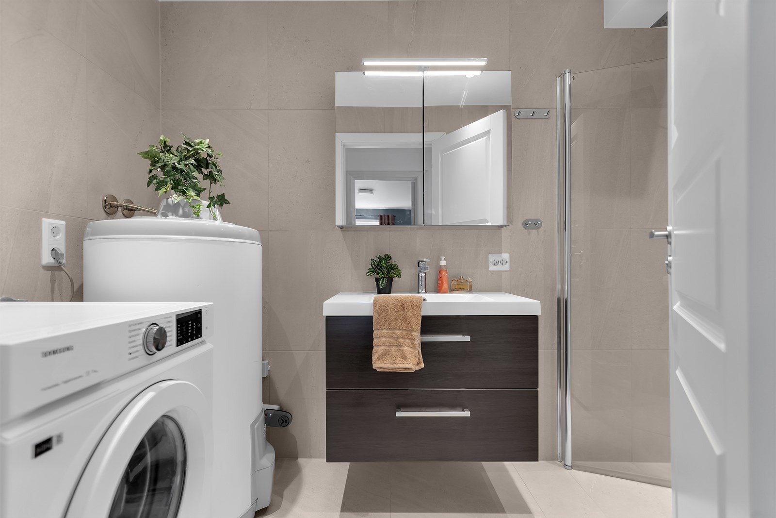Bad 2 | Nytt i 2024 | Varme i gulv | Opplegg for vaskemaskin | Downlights i himling. Galleribilde