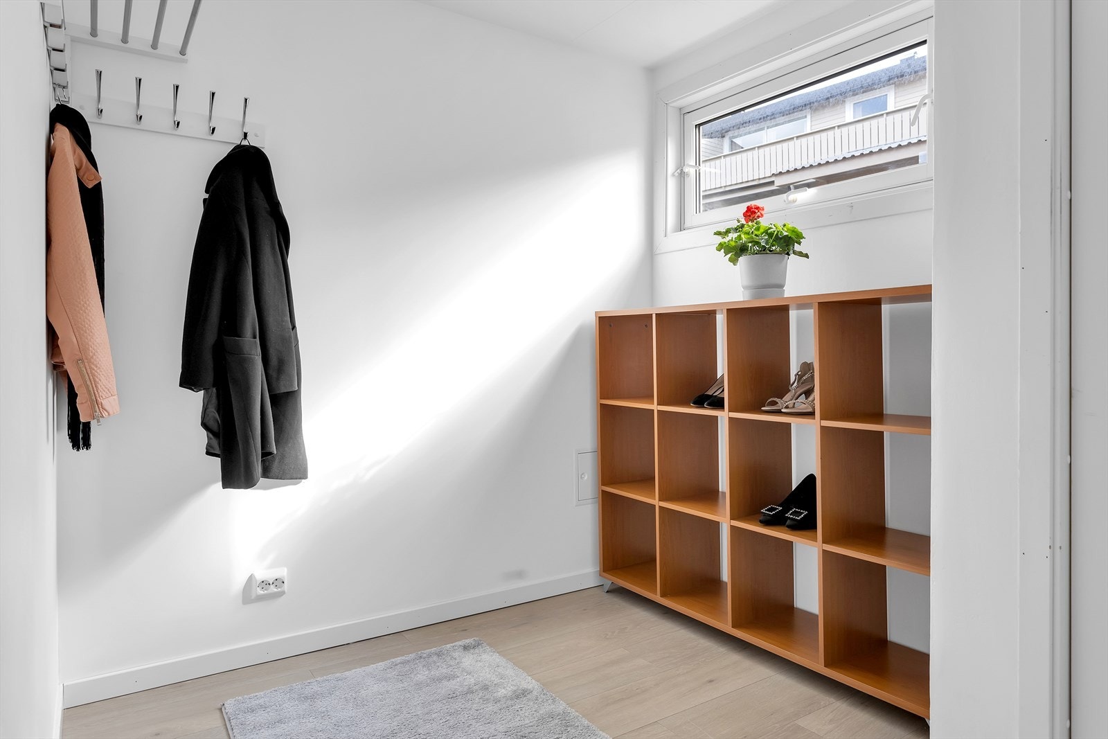 Velkommen inn | Romslig og fin gang, med god plass til yttertøy og sko. Galleribilde