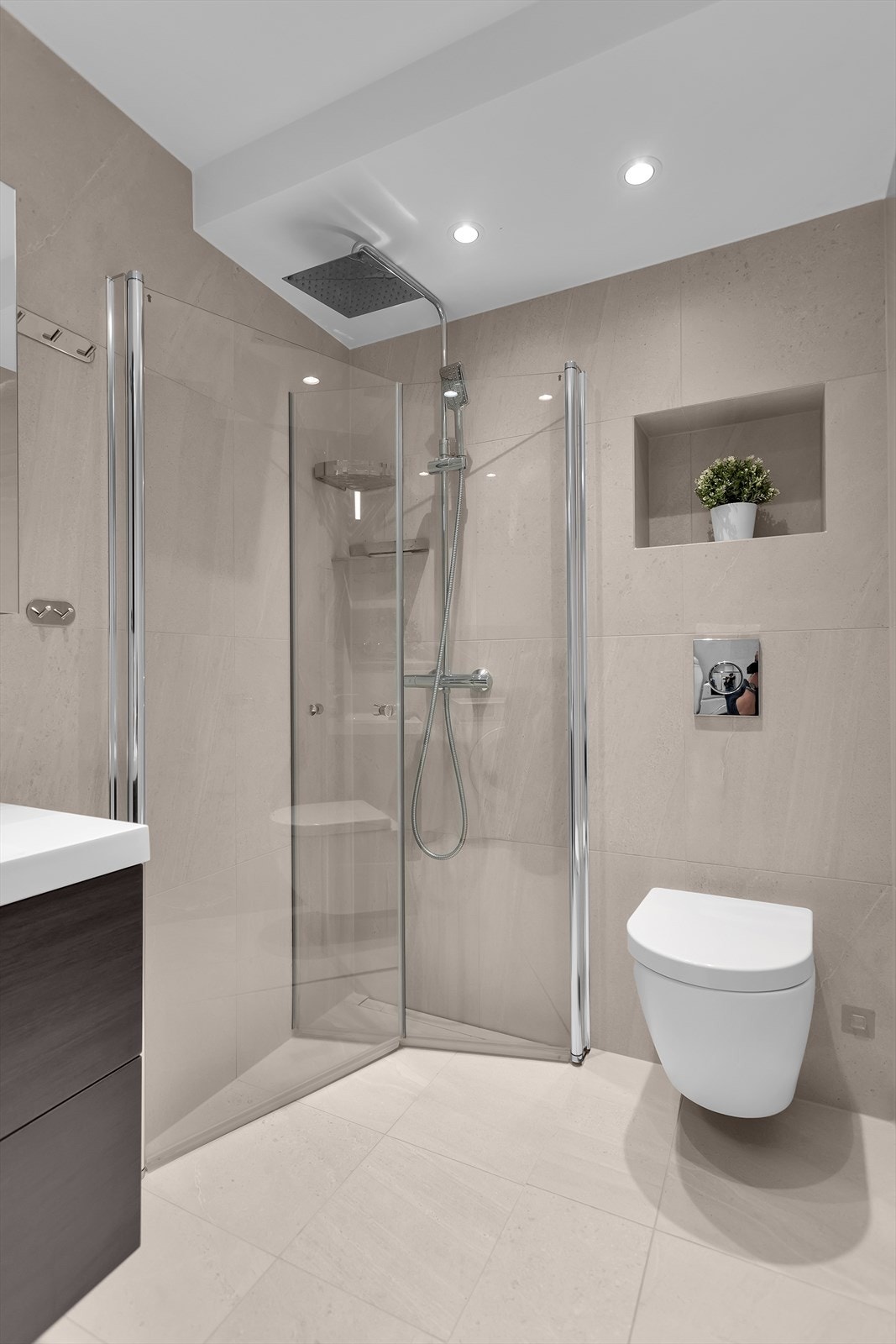 Bad 2 | Nytt i 2024 | Varme i gulv | Opplegg for vaskemaskin | Downlights i himling. Galleribilde