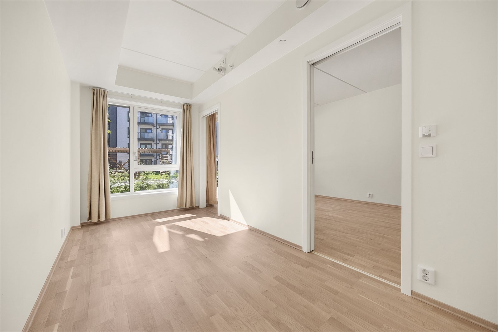 Du kommer inn på soverommet via skyvedører. Galleribilde