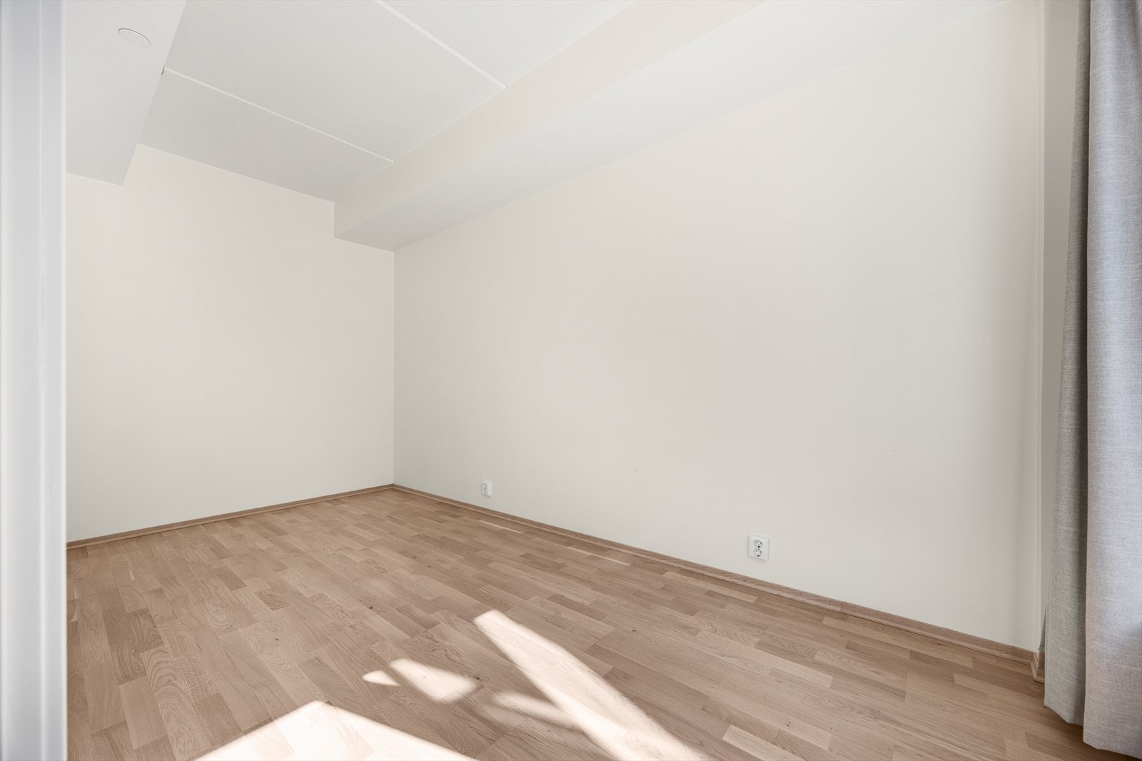 Soverommet har god plass til dobbeltseng og garderobeløsning. Galleribilde