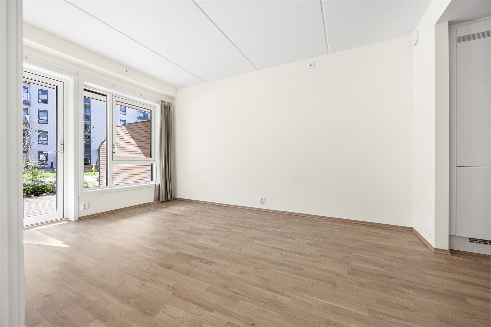 Stuen har gode vindusflater som slipper inn rikelig med naturlig lys. Galleribilde