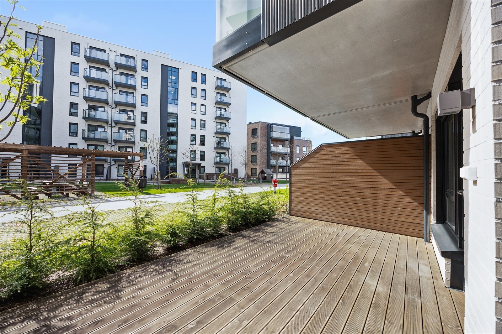 Terrassen er belagt med impregnerte terrassebord og utstyrt med utelys og stikkontakt. Galleribilde