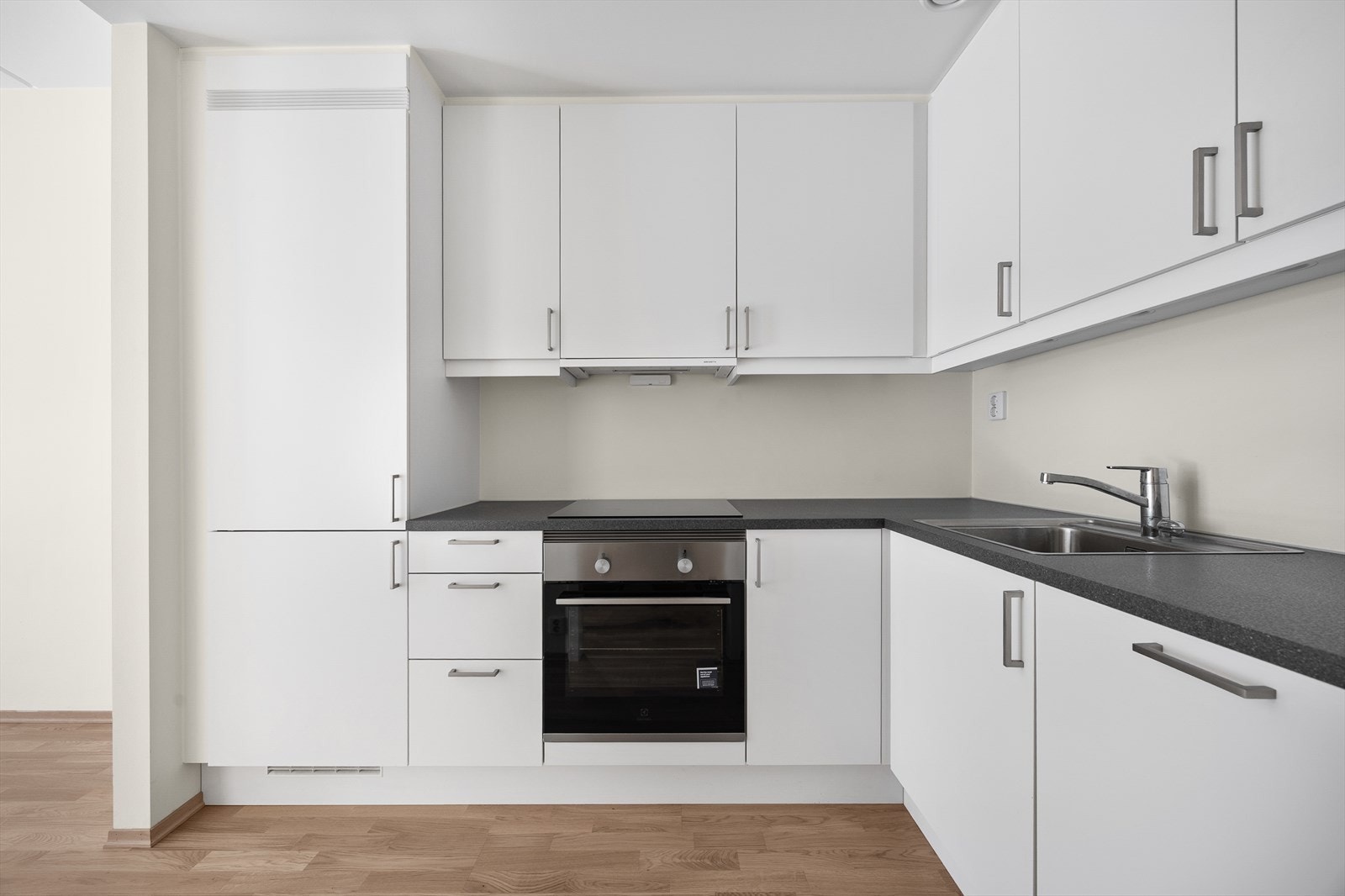 Innredningen består av hvite/glatte fronter, benkeplate i laminat og nedfelt kum. Galleribilde