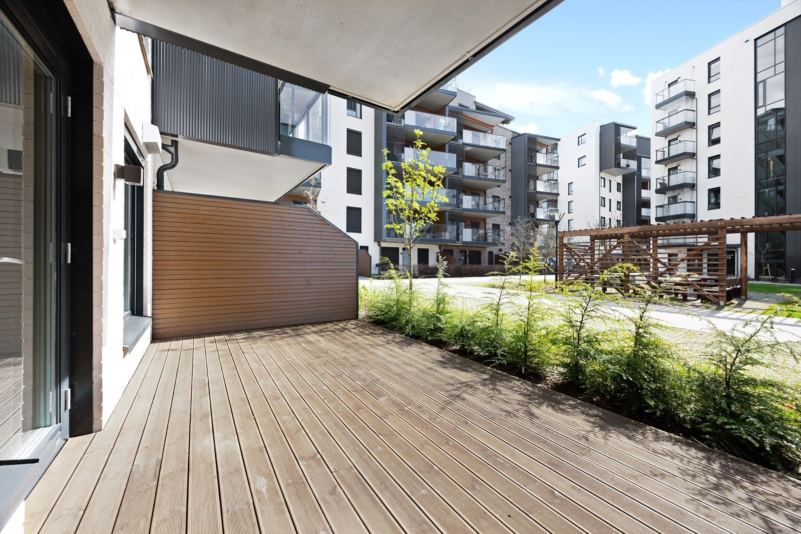 Fra stuen er det utgang til en flott terrasse på 16,5 m². Galleribilde