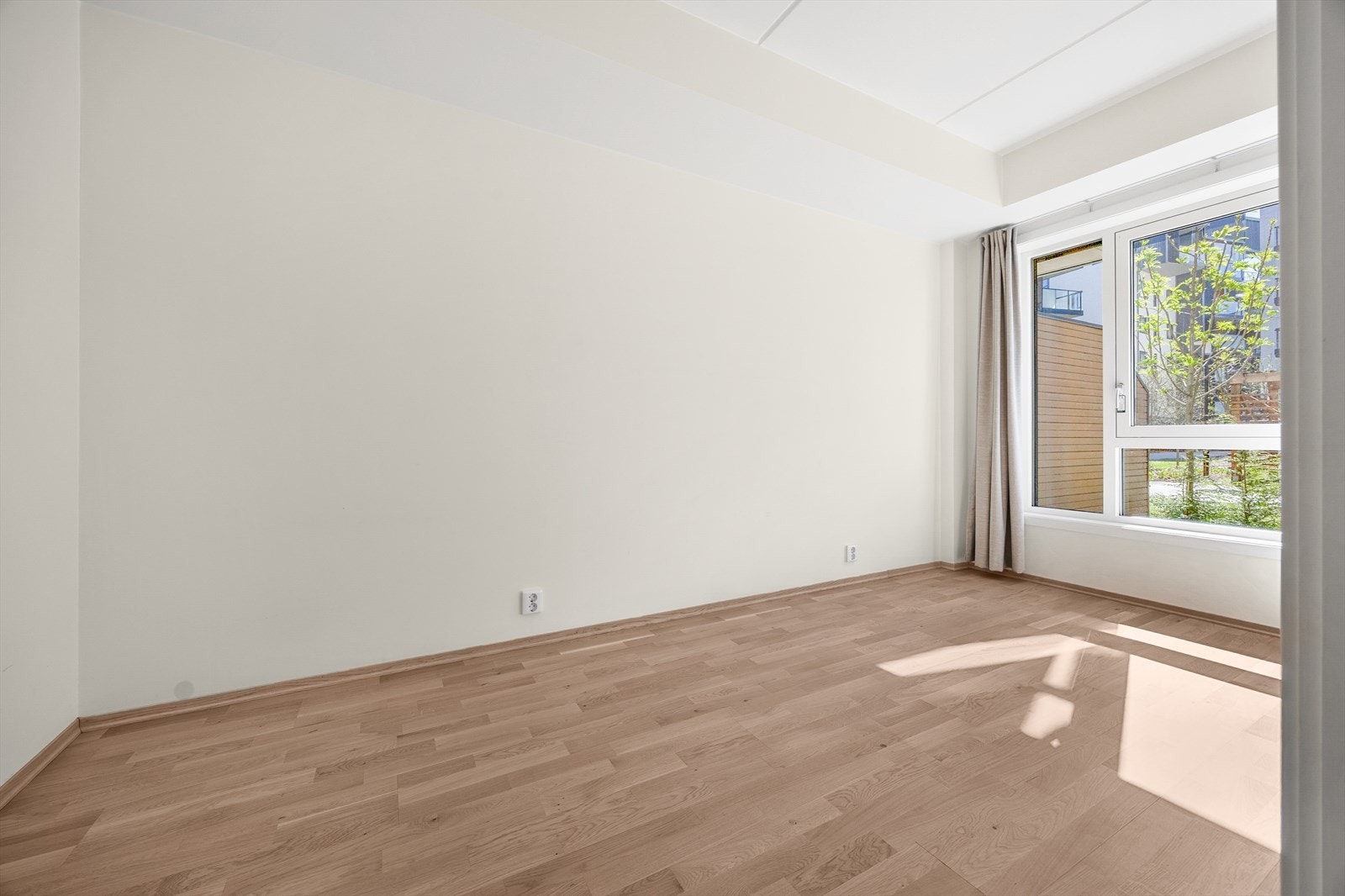 Det store vinduet gir godt med dagslys inn i rommet. Galleribilde