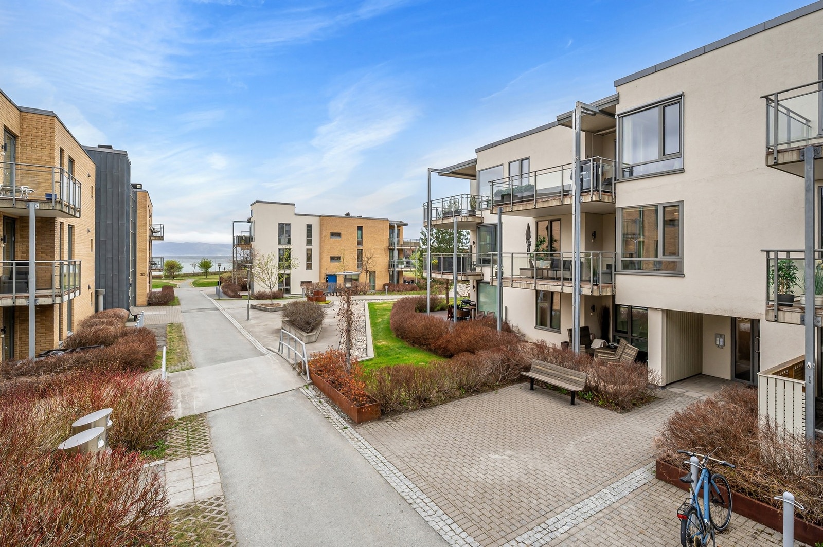 Leiligheten ligger fint til i byggets 2. etasje med lite direkte innsyn. Galleribilde