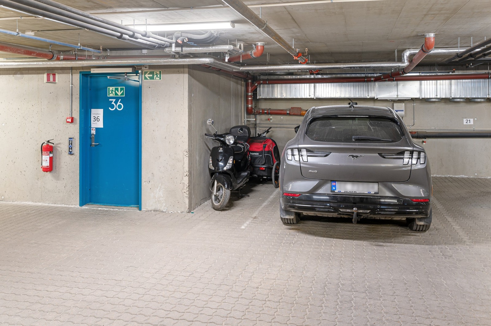 Parkeringsplass i p-kjeller med etablert elbillading. Galleribilde
