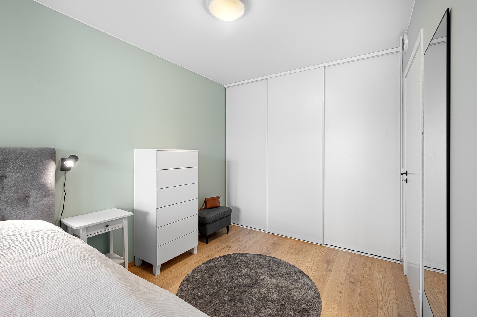 Hovedsoverommet er innredet med praktisk skyvedørsgarderobe. Galleribilde