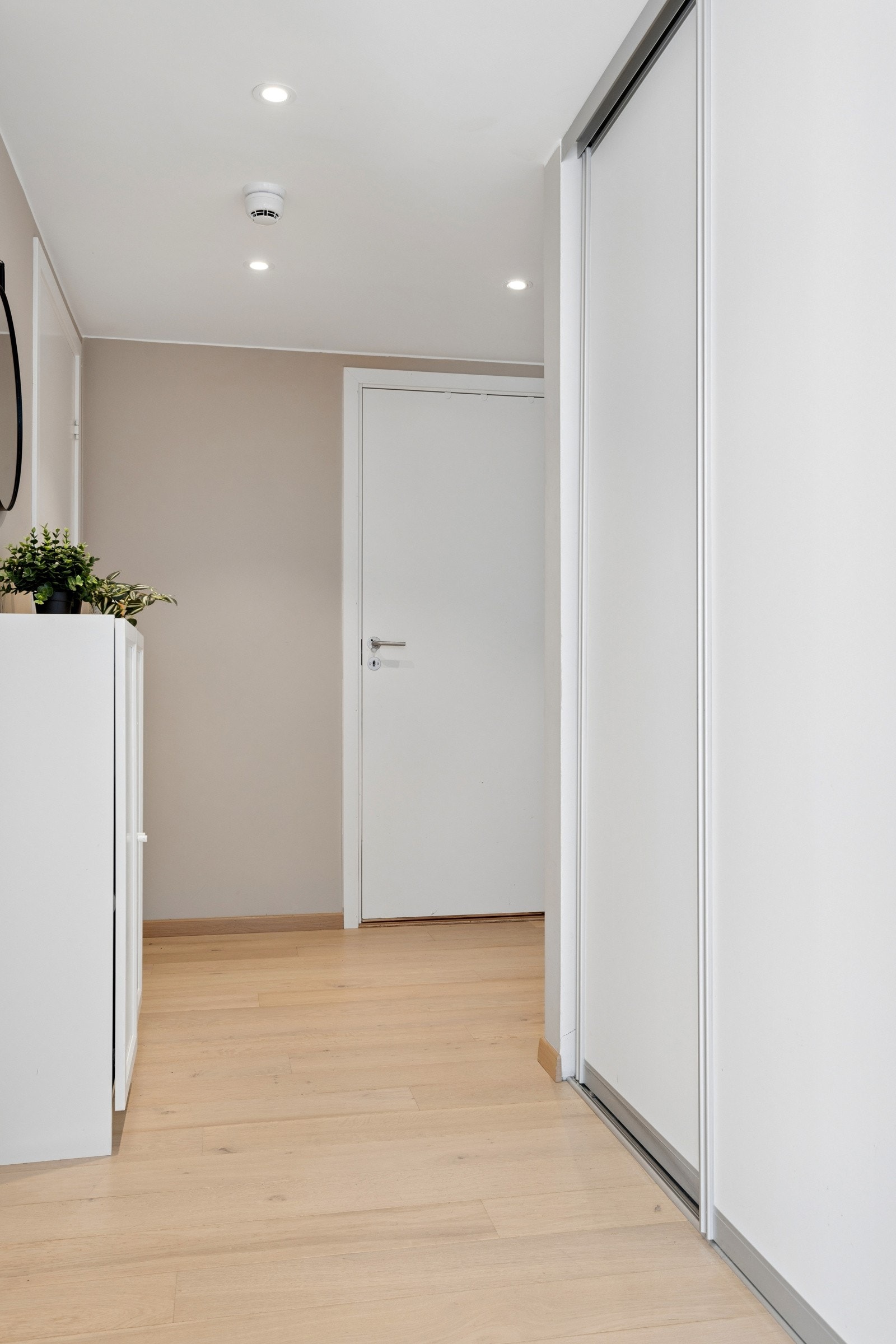 Leiligheten har godt med oppbevaringsplass her fra entré med skyvedørsgarderobe Galleribilde