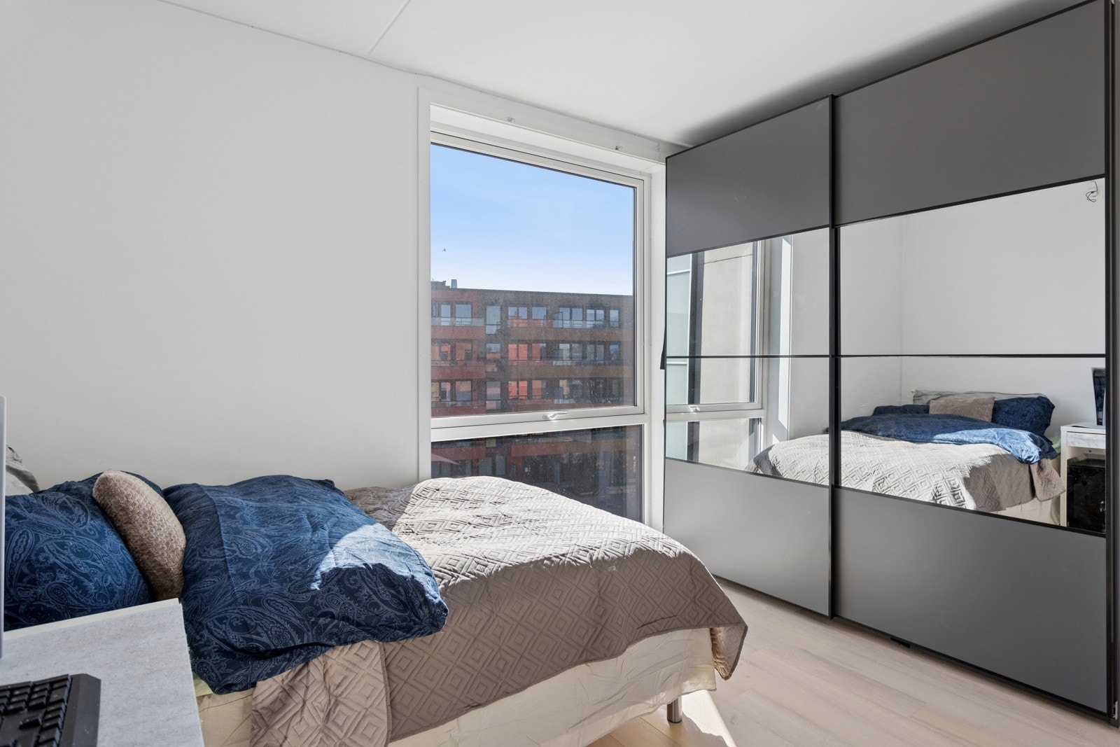 Det ene soverommet har stor skyvedørsgarderobe Galleribilde