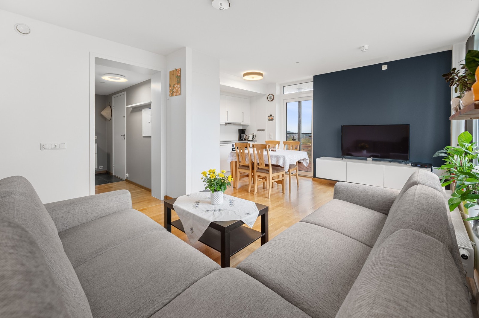 Romslig stue med god plass til sofagruppe og spisebord. Galleribilde