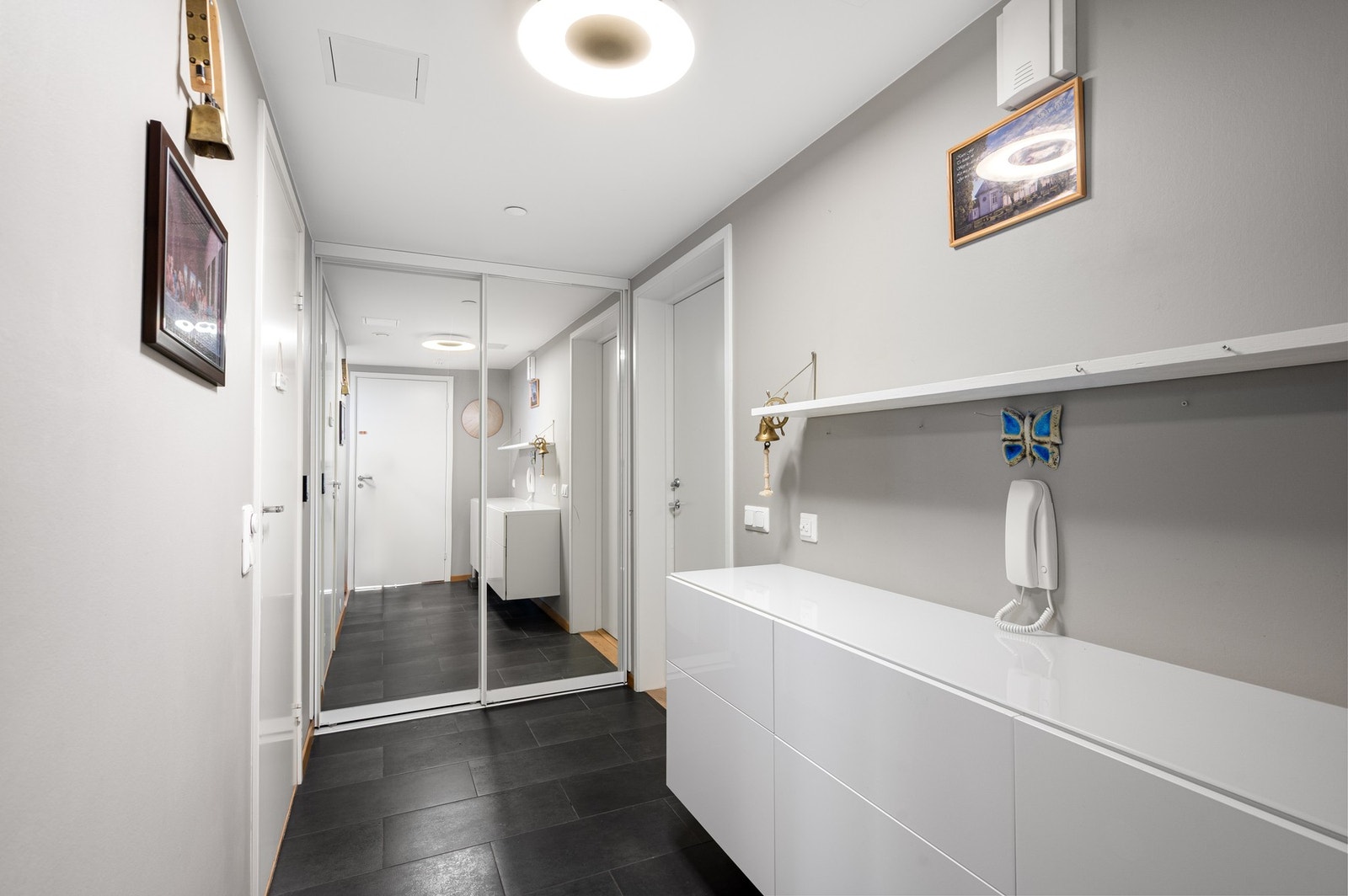 Lys og flott entré med mye skapplass. Galleribilde