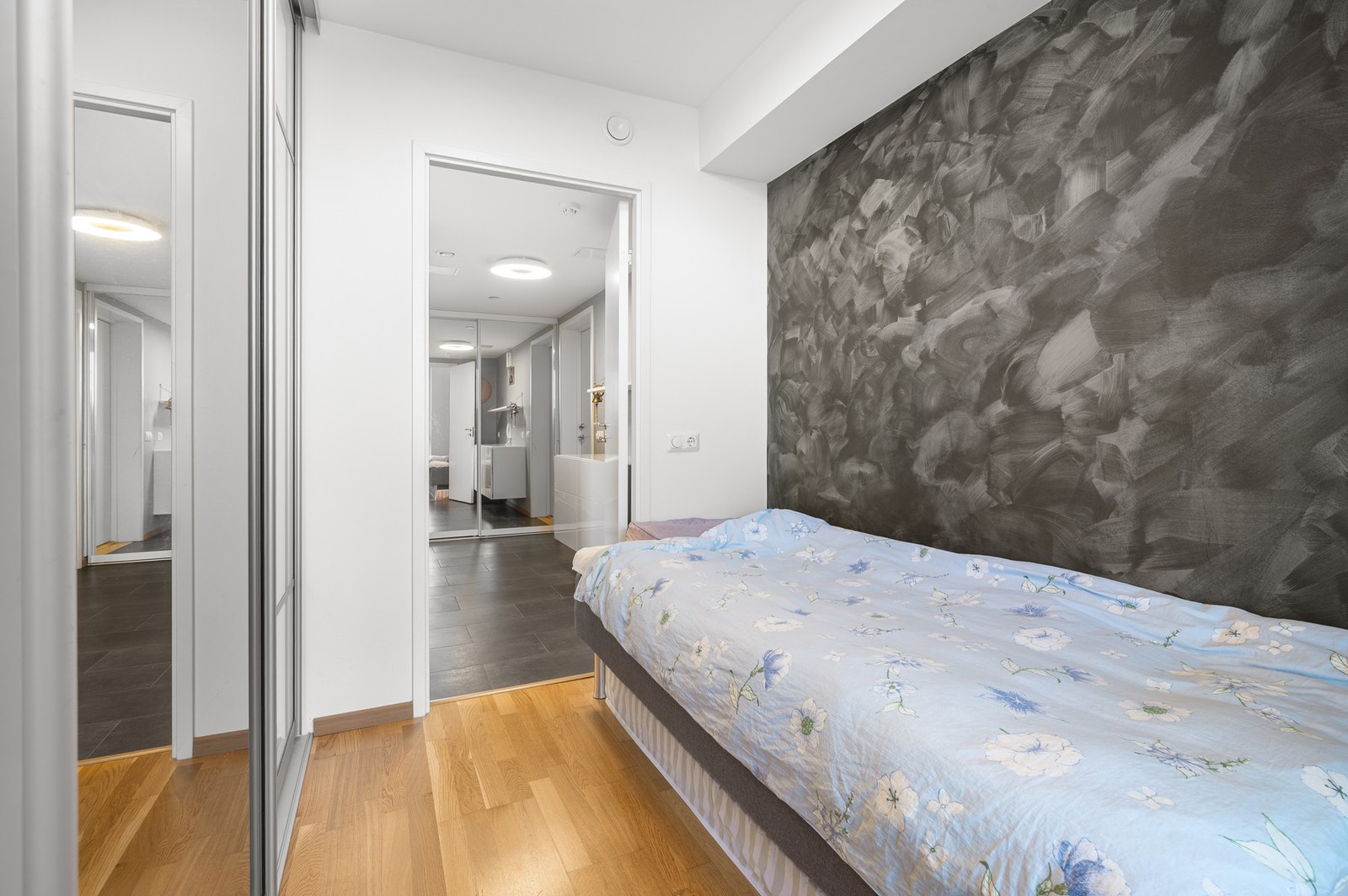 Praktisk skyvedørsgarderobe på soverommet. Galleribilde