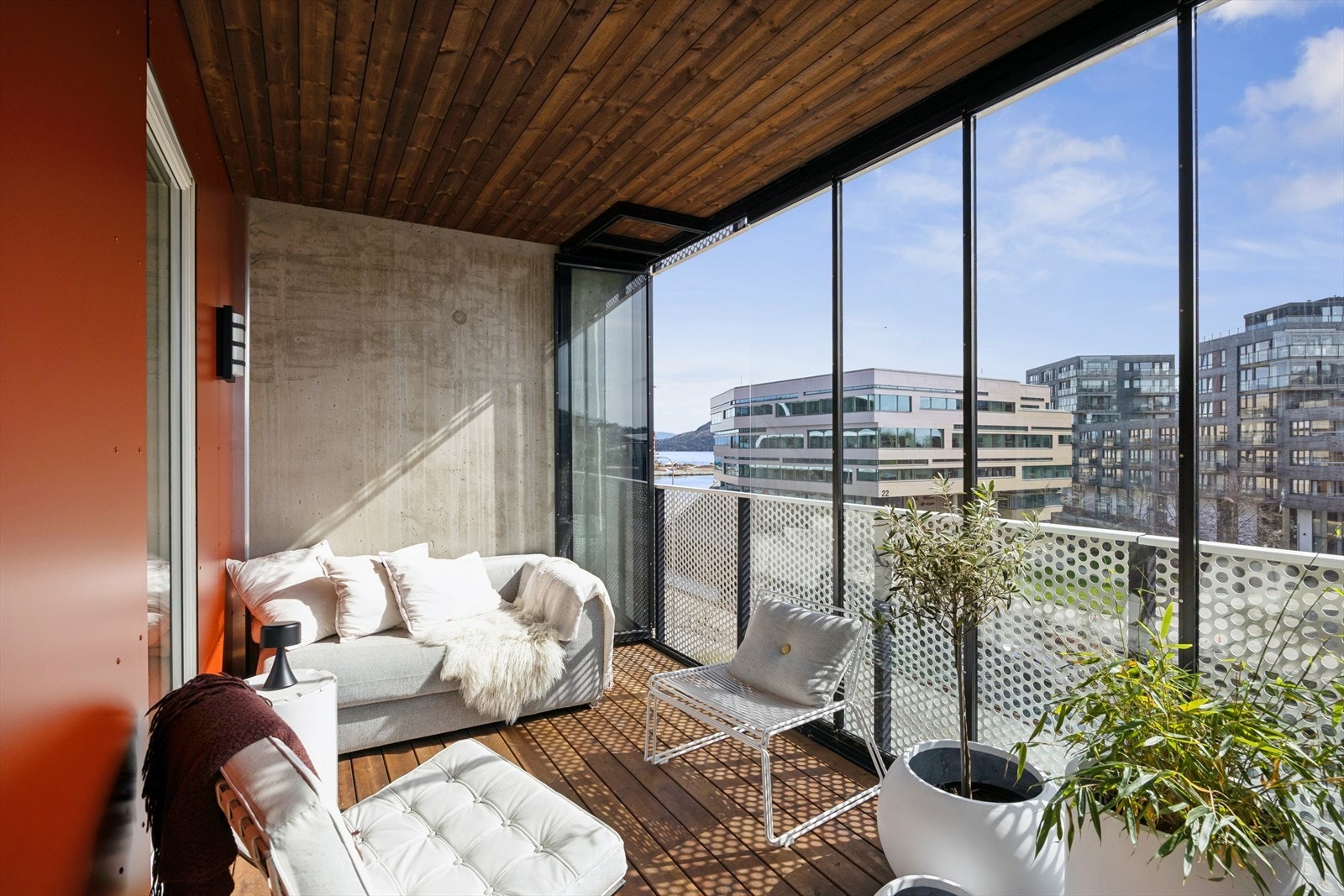 Tilstrekkelig med plass for en større sittegruppe. Her kan glassene skyves til siden for å åpne mer opp etter behov. Galleribilde