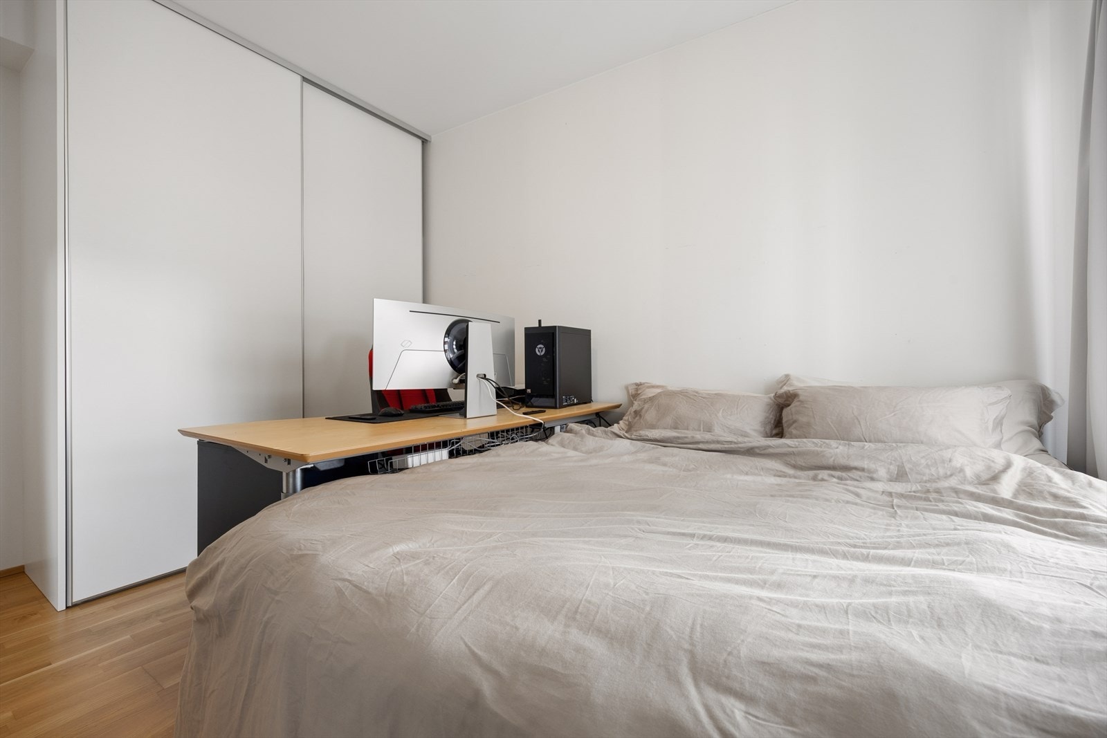 Skyvedørsgarderobe godt med oppbevaringsplass. Galleribilde