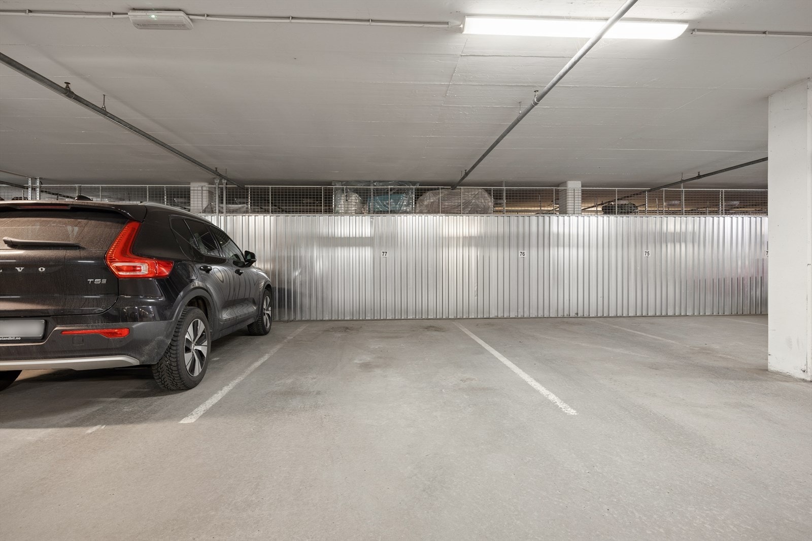 Fast parkering i lukket anlegg, samt. ekstern bod for oppbevaring. Galleribilde