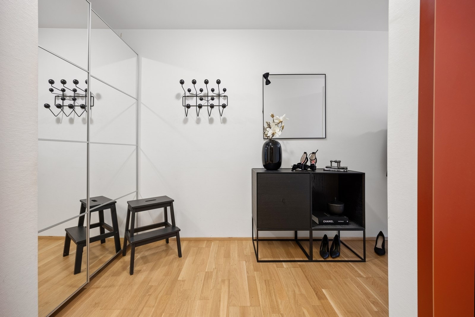 Via et lyst inngangsparti kommer du inn til en åpen gang med gode muligheter for oppheng av yttertøy. Her er det skyvedørsgarderobe med gode oppbevaringsmuligheter. Galleribilde