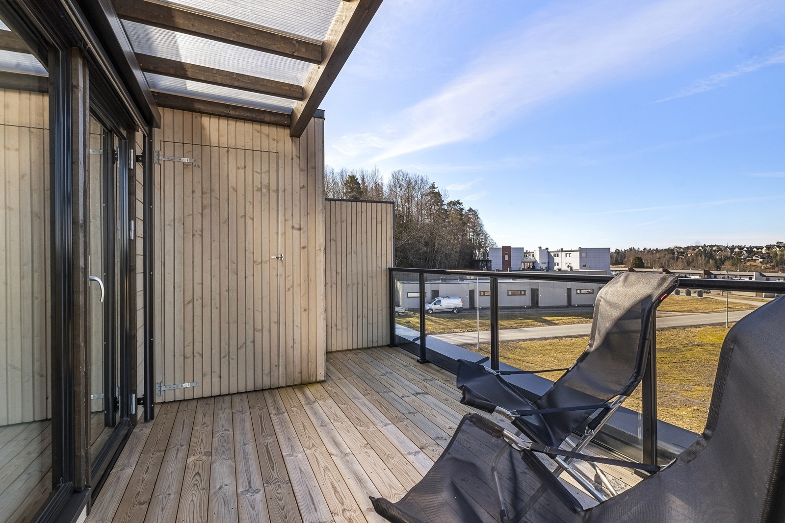 På den ene terrassen er det en praktisk utvendig bod på 1 m² for lagring. Galleribilde