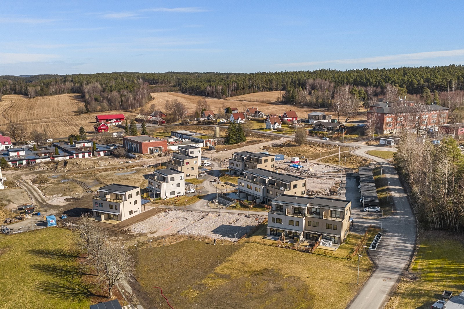 Oversikt over det nye boligfeltet med nærhet til grøntområder og skog. Fredrikstadmarka er nærmeste nabo. Galleribilde