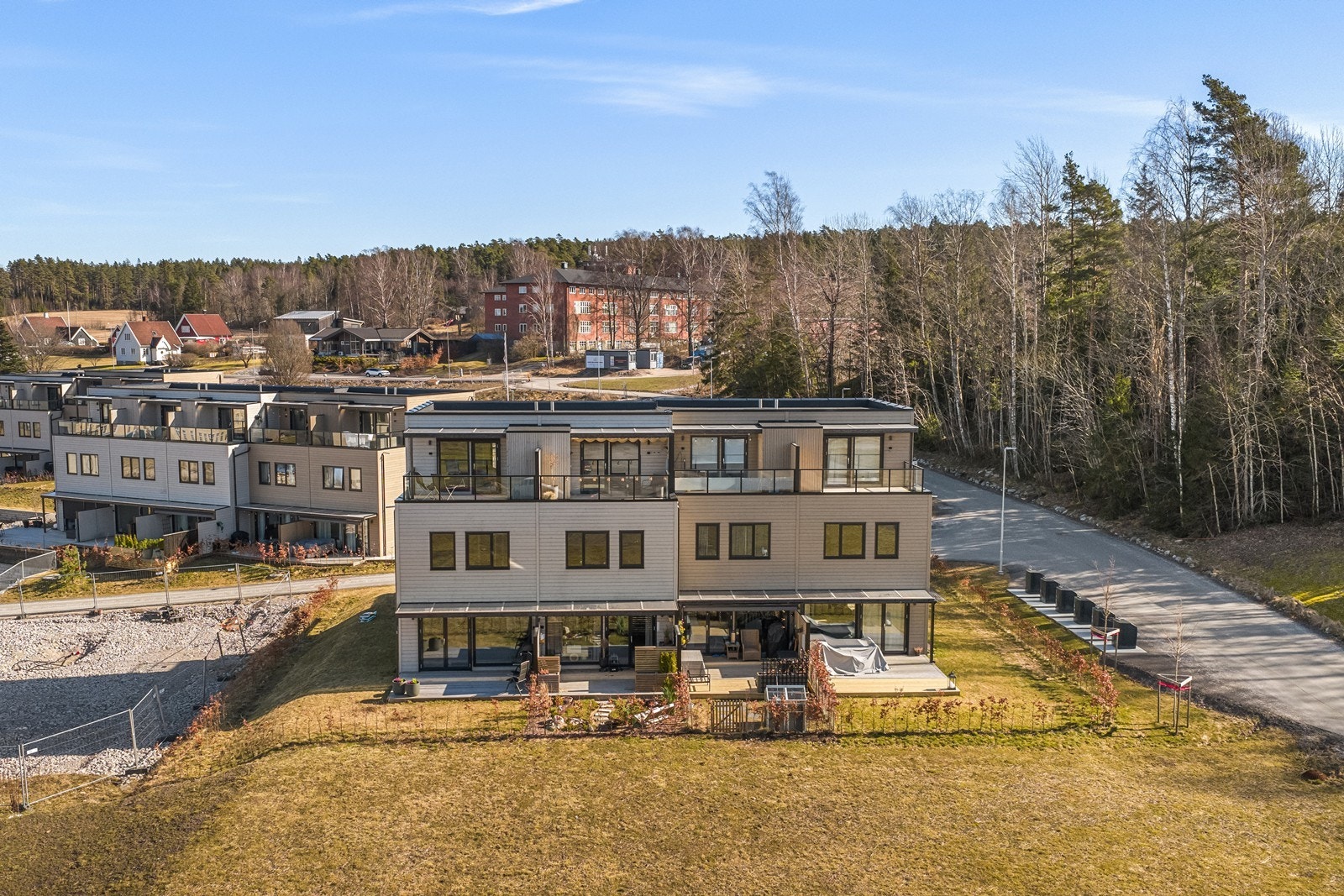 Boligen ligger i et nyetablert og barnevennlig boligområde på Veum i Fredrikstad. Galleribilde