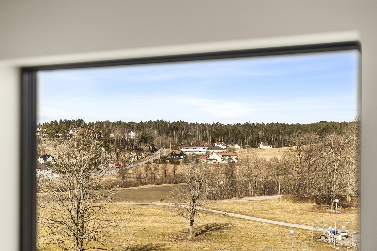 Utsyn fra boligen mot rolige og grønne omgivelser. Galleribilde