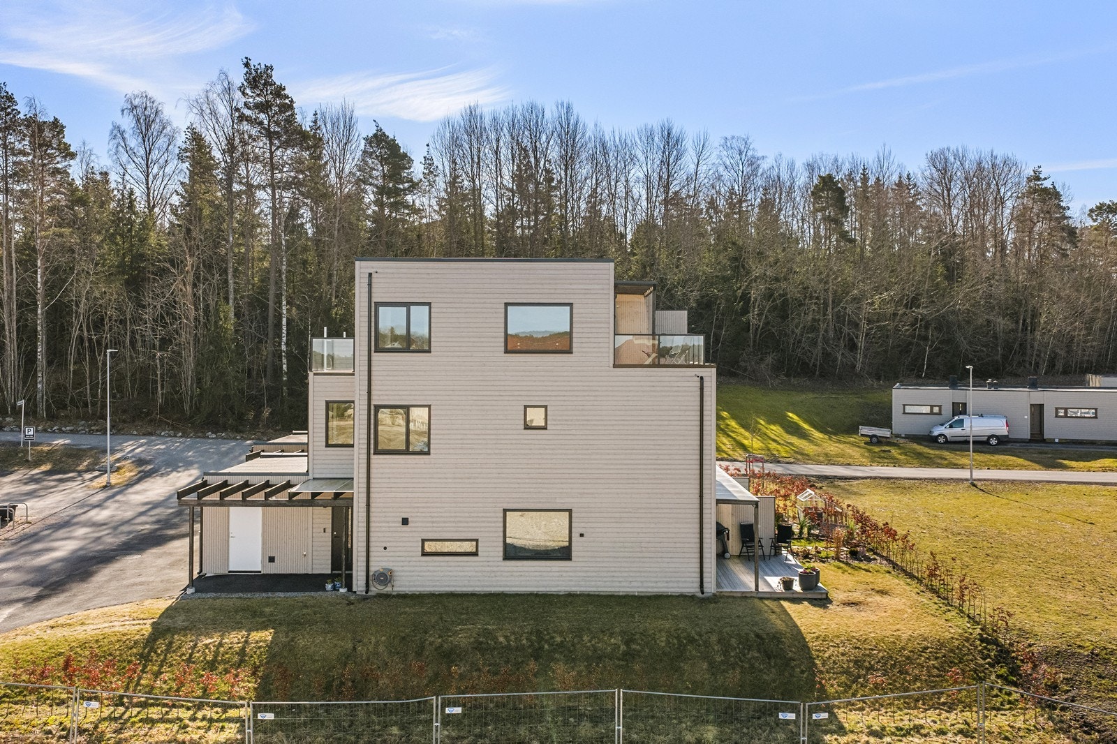 Boligen er fordelt over tre plan med sosiale soner i første og tredje etasje, og en privat soveromsavdeling i andre. Energieffektiv oppvarming med vannbåren gulvvarme. Galleribilde