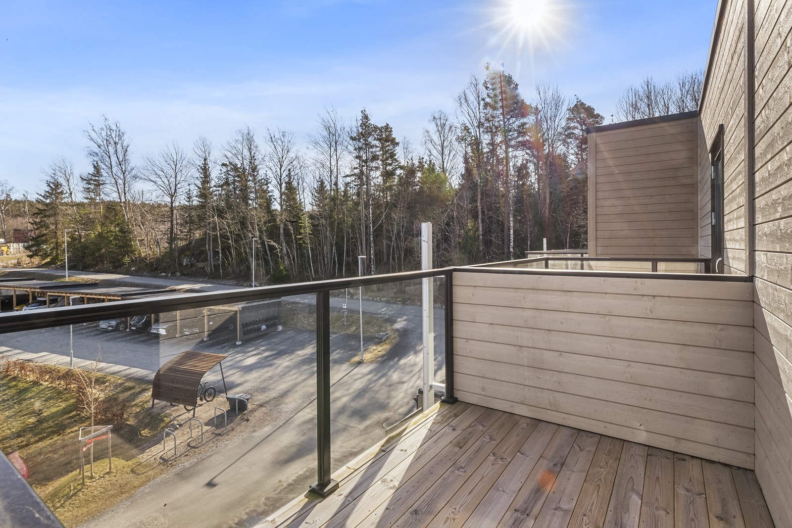 Terrassene er oppført i trekonstruksjoner med rekkverk i glass som sikrer utsikten. Galleribilde