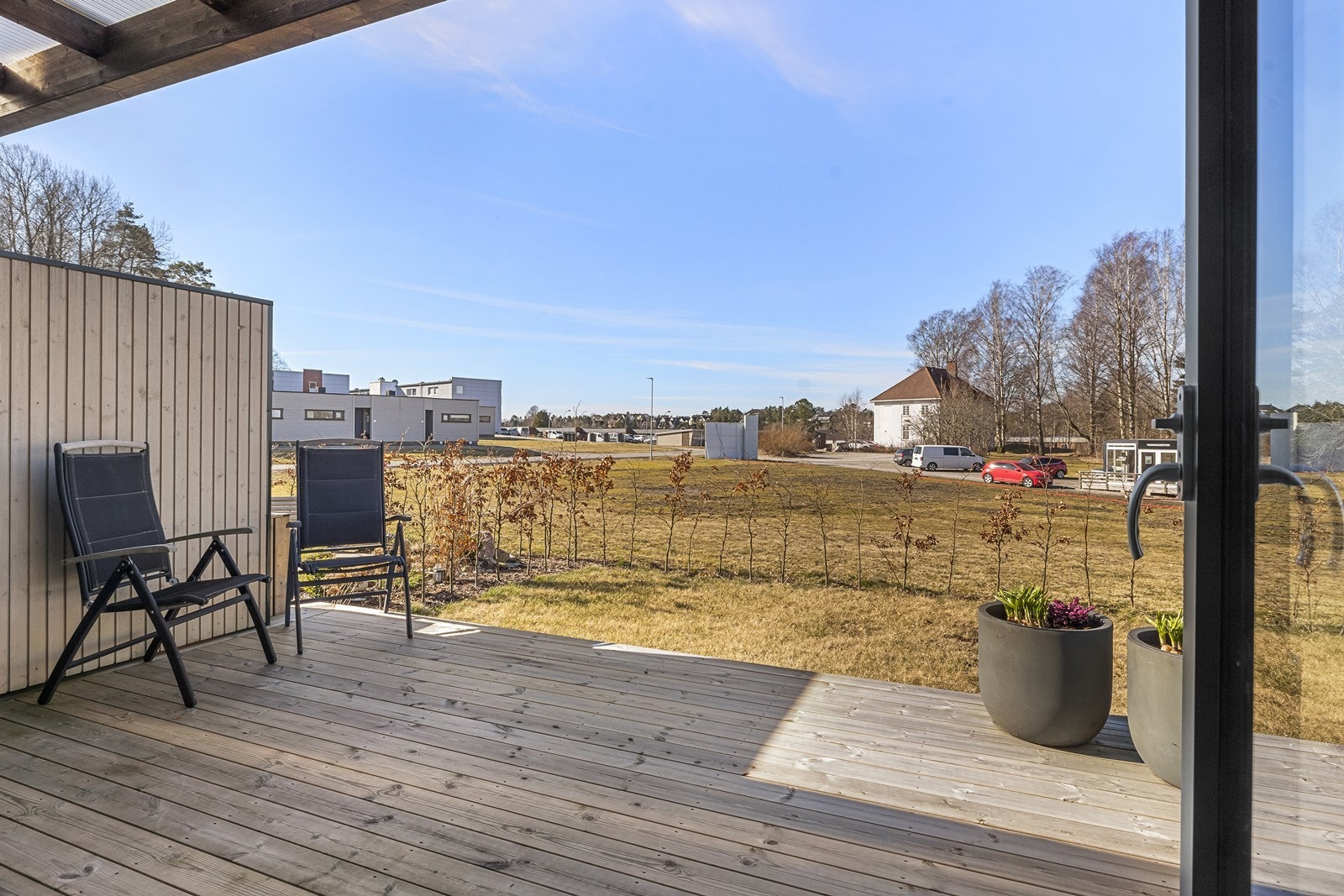 Den 14 m² store plattingen har direkte utgang fra stuen og god plass til utemøbler. Galleribilde