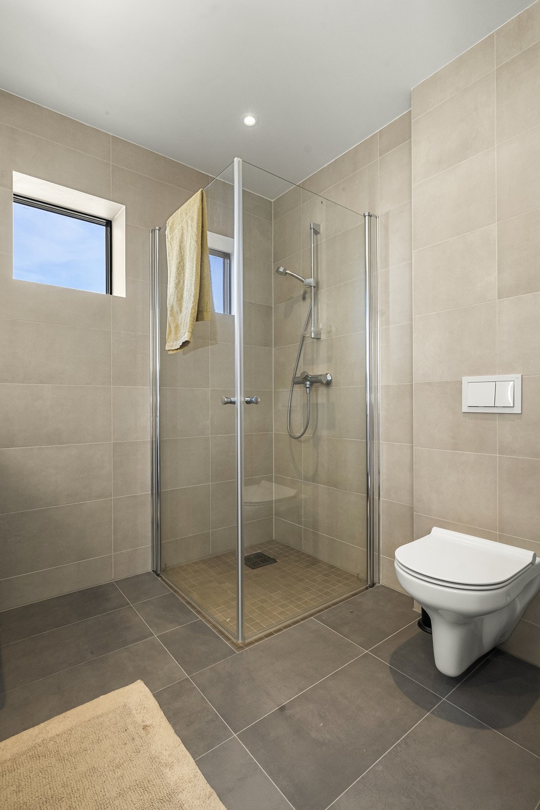 Badet har veggmontert toalett og balansert ventilasjon som sikrer et godt inneklima. Galleribilde