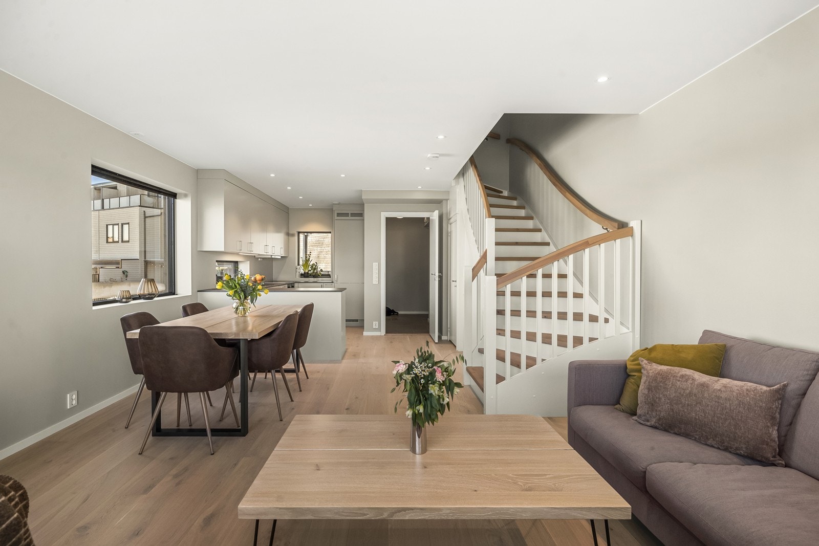Første etasje har en åpen og sosial planløsning med parkett på gulvet og vannbåren gulvvarme. Galleribilde