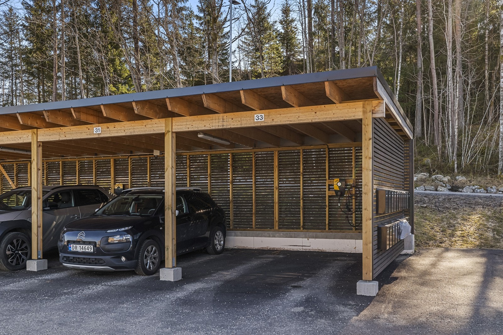 Egen carport på cirka 12 m² med installert elbillader. Galleribilde