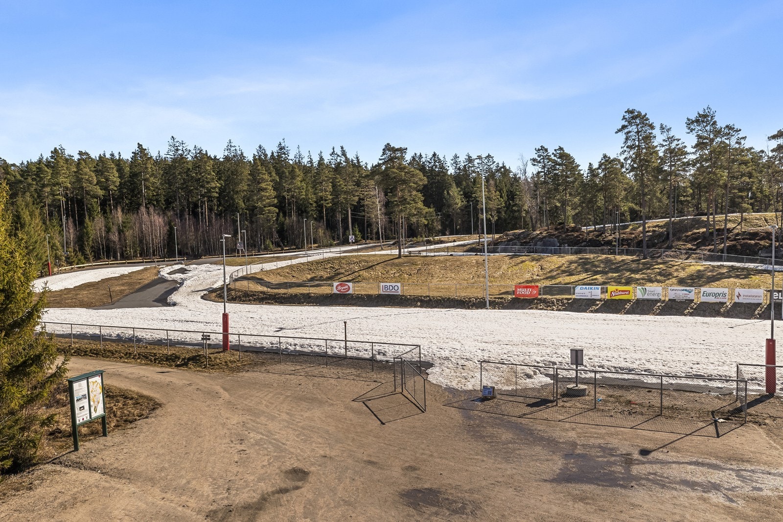 For den aktive er det flere idrettsanlegg i nærheten, inkludert Skiarearenaen, Veum fotballbane og Kvernhuset Diskgolfpark. Galleribilde