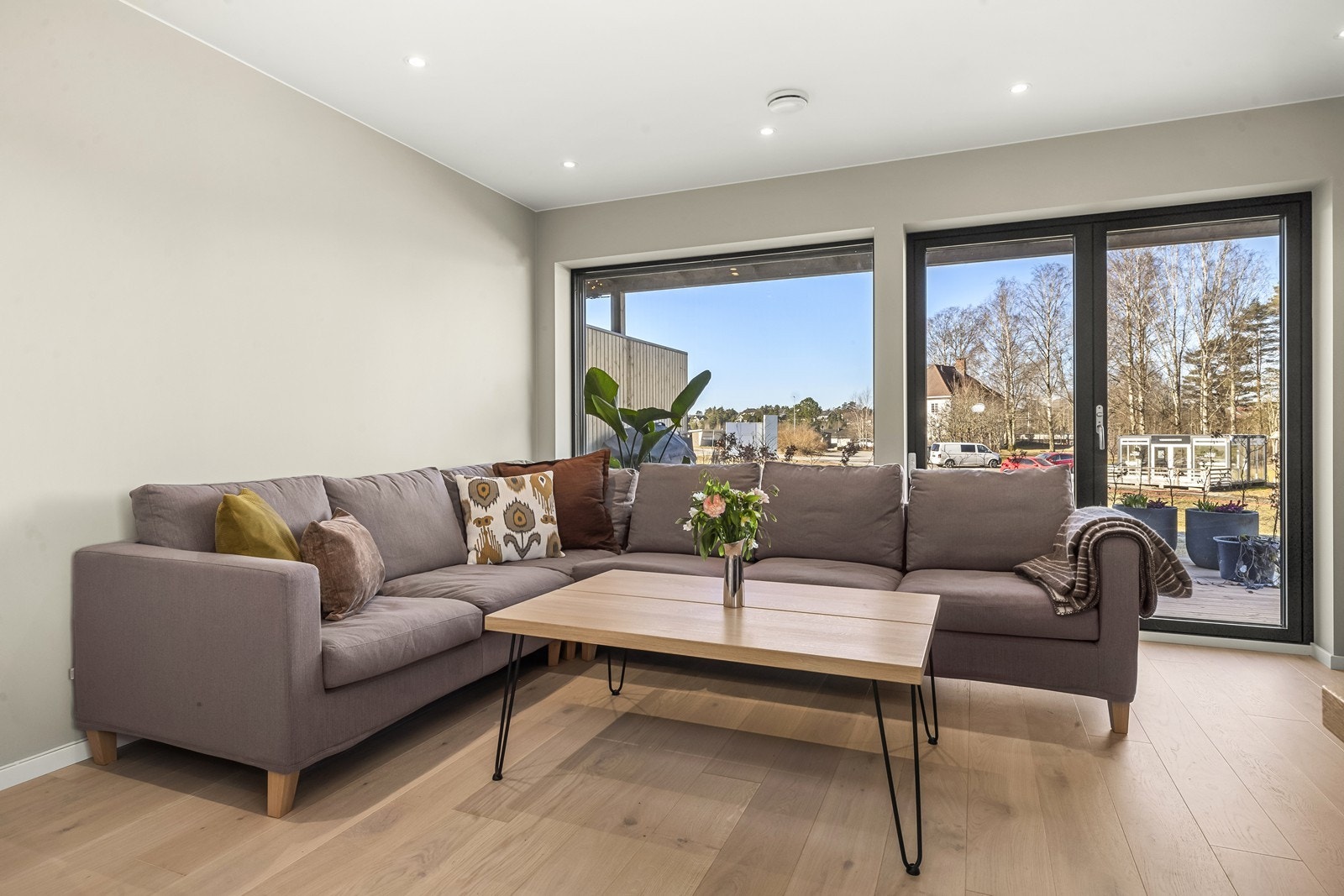 Fra stuen er det direkte utgang til en platting på 14 m². Galleribilde