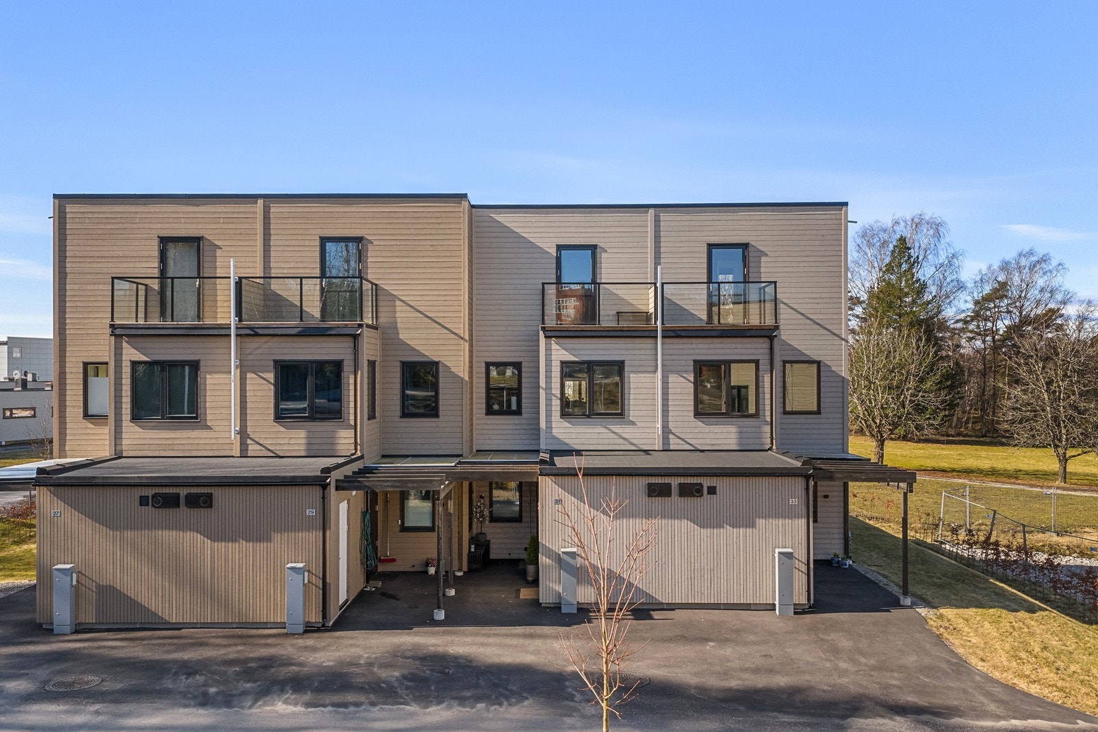 Her får du en lettstelt hverdag med egen carport i rekke med elbillader, og en praktisk utvendig bod ved inngangspartiet. Galleribilde
