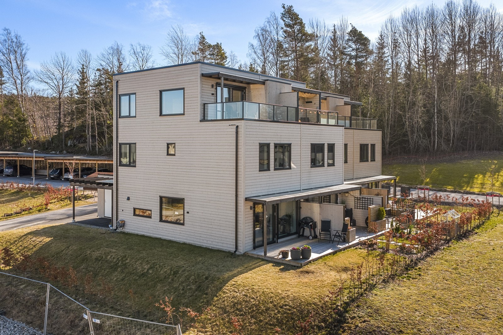 Velkommen til Hestehagen 33! Et nærmest helt nytt andelsrekkehus fra 2024, bygget etter TEK17-standard med gjennomtenkte løsninger og moderne materialvalg. Galleribilde