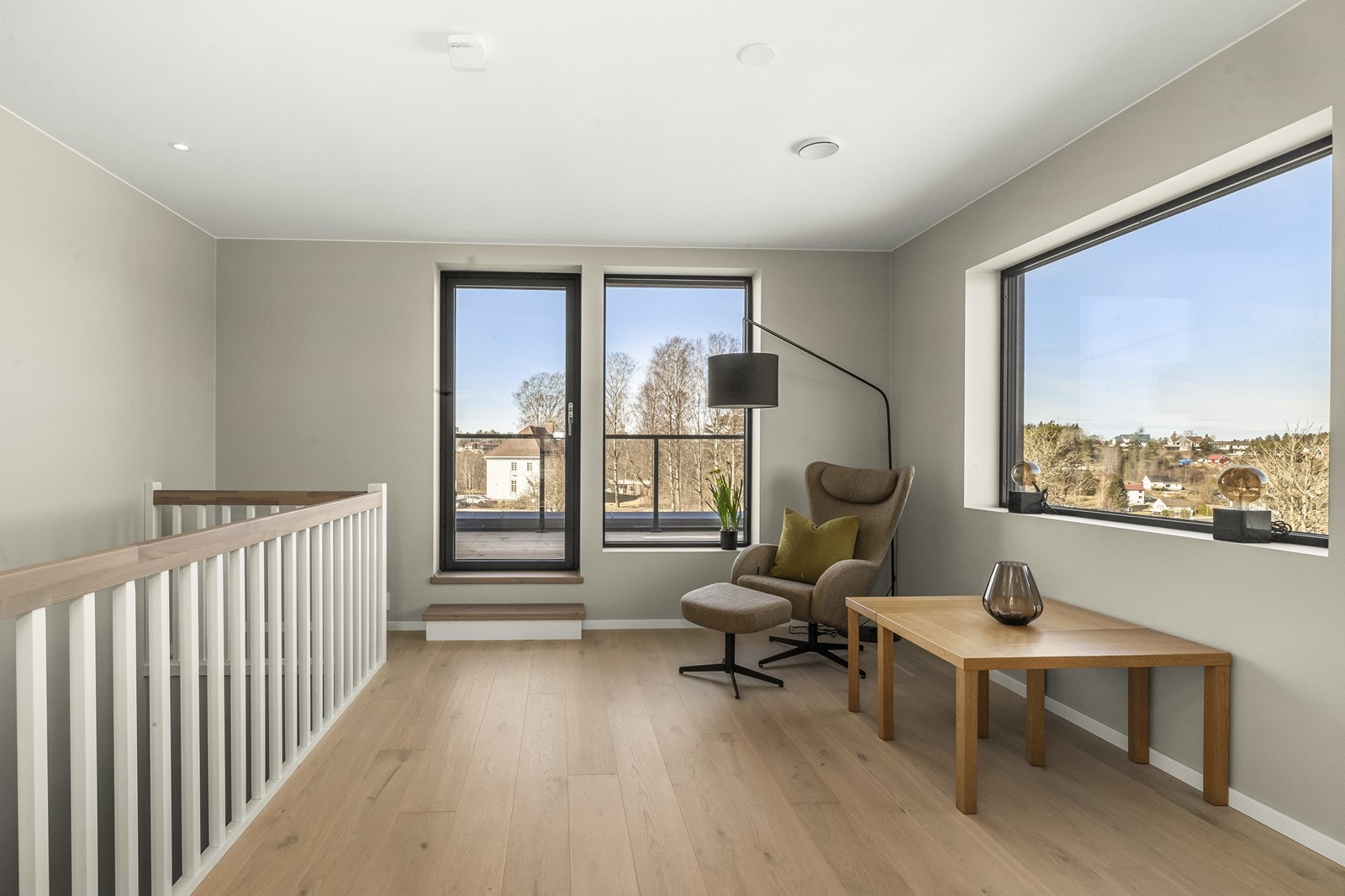 Loftstuen i tredje etasje er et fleksibelt rom med utgang til en av etasjens to terrasser. Galleribilde