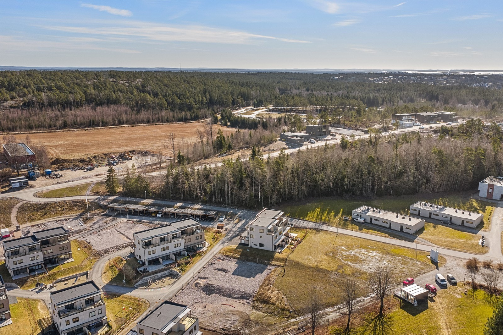 Fra eiendommen er det kort vei til både Ambjørnrød skole og flere barnehager. Galleribilde