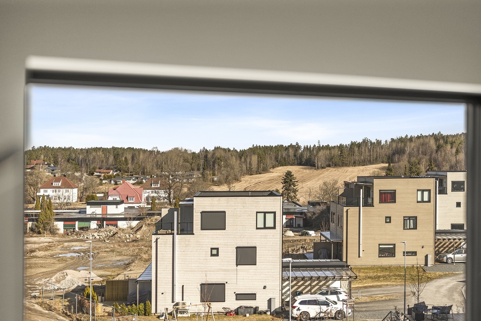 Boligen har en fin plassering i feltet med god avstand til naboer. Galleribilde