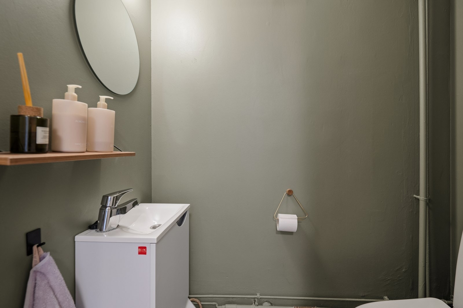 I tillegg til badet har leiligheten et eget toalettrom i underetasjen. Galleribilde