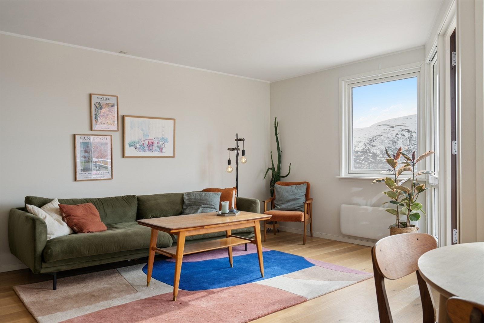 Første etasje er leilighetens sosiale sone og kan enkelt møbleres etter behov. Galleribilde