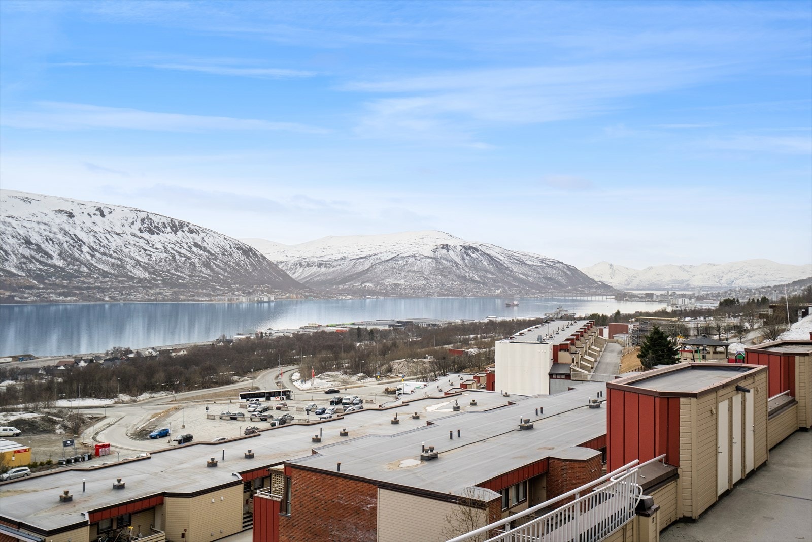 Uteplassen byr på flott utsikt mot Sundet og fastlandet, og god solorientering. Galleribilde