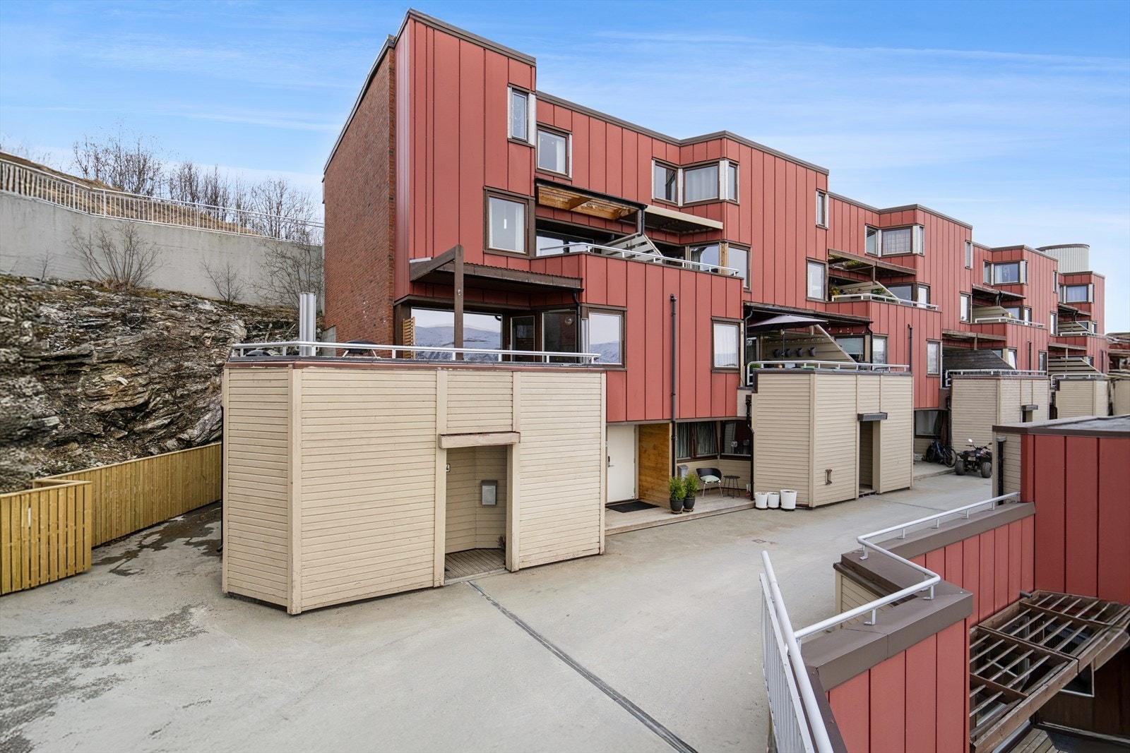 Leiligheten disponerer en ekstern bod på 5 m² og parkering i felles garasjeanlegg. Galleribilde