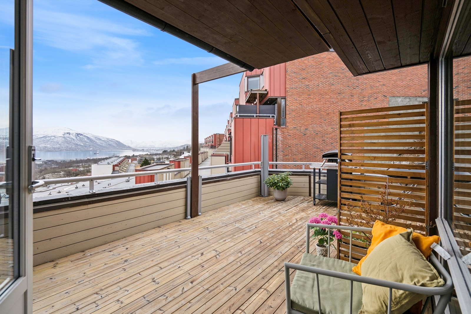 Tilhørende leiligheten er en stor, herlig sørvendte balkong. Galleribilde