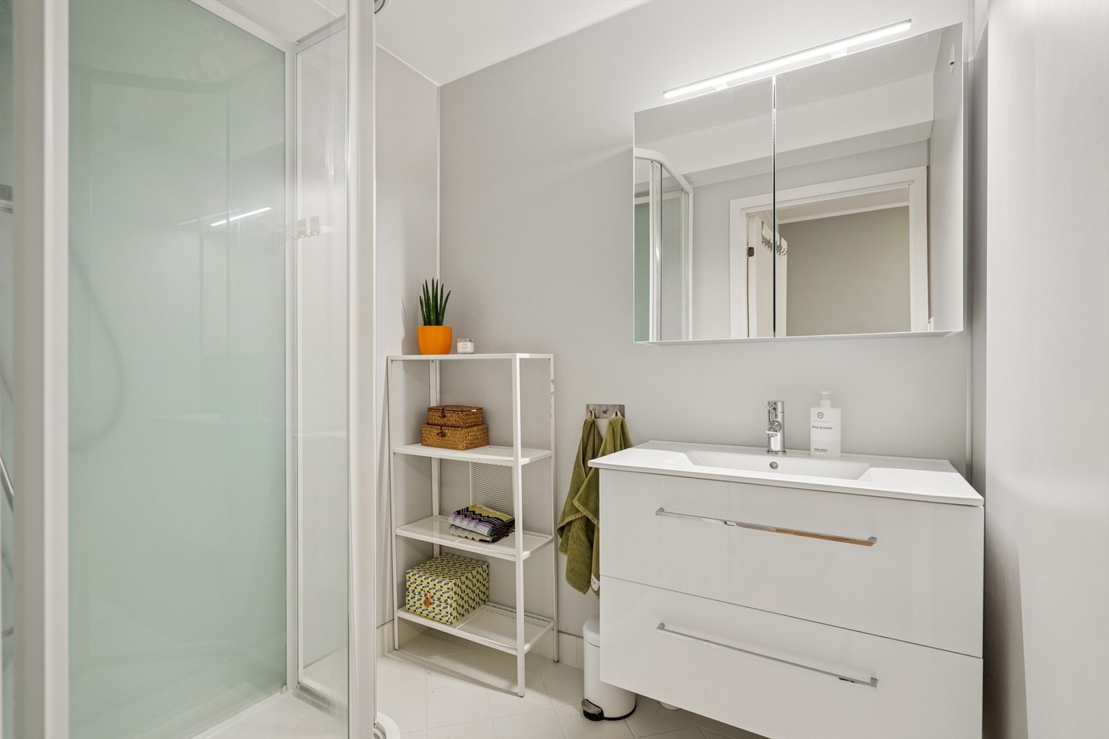 Badet i underetasjen består av nedfelt servant og dusjkabinett. Galleribilde