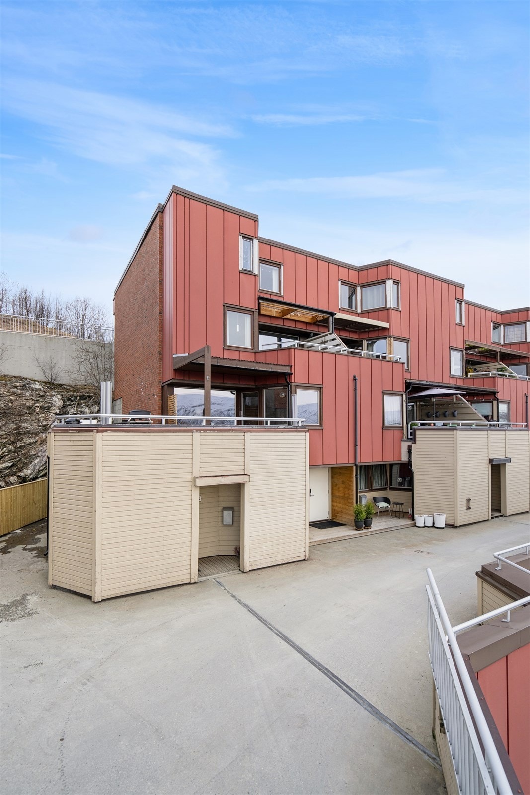 Leiligheten ligger i et terrassehus fra 1982, i det veldrevne Utsikten Borettslag. Galleribilde