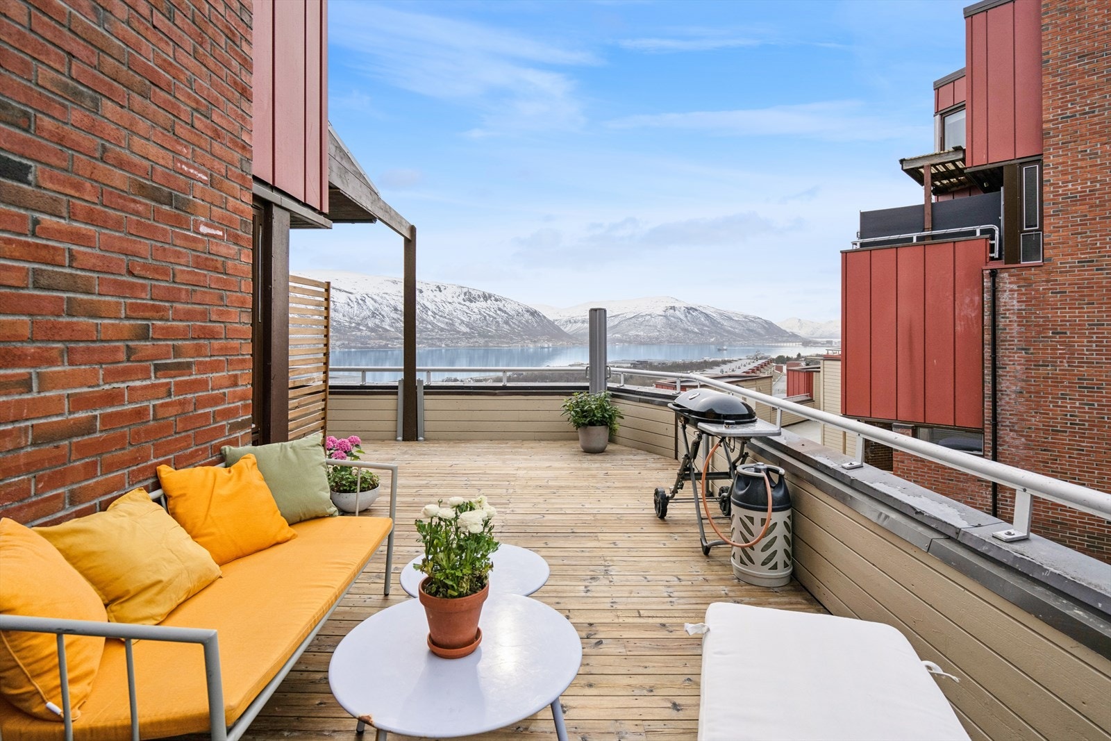 Den sørvendte balkongen på 30 m² er et av boligens høydepunkter. Galleribilde