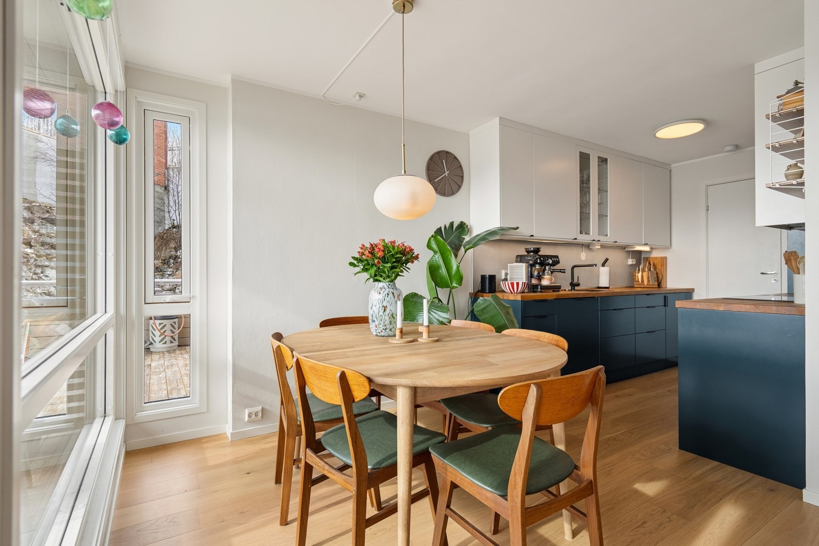 Stuen er i åpen løsning med kjøkkenet, og har plass til både sofagruppe og spisebord. Galleribilde