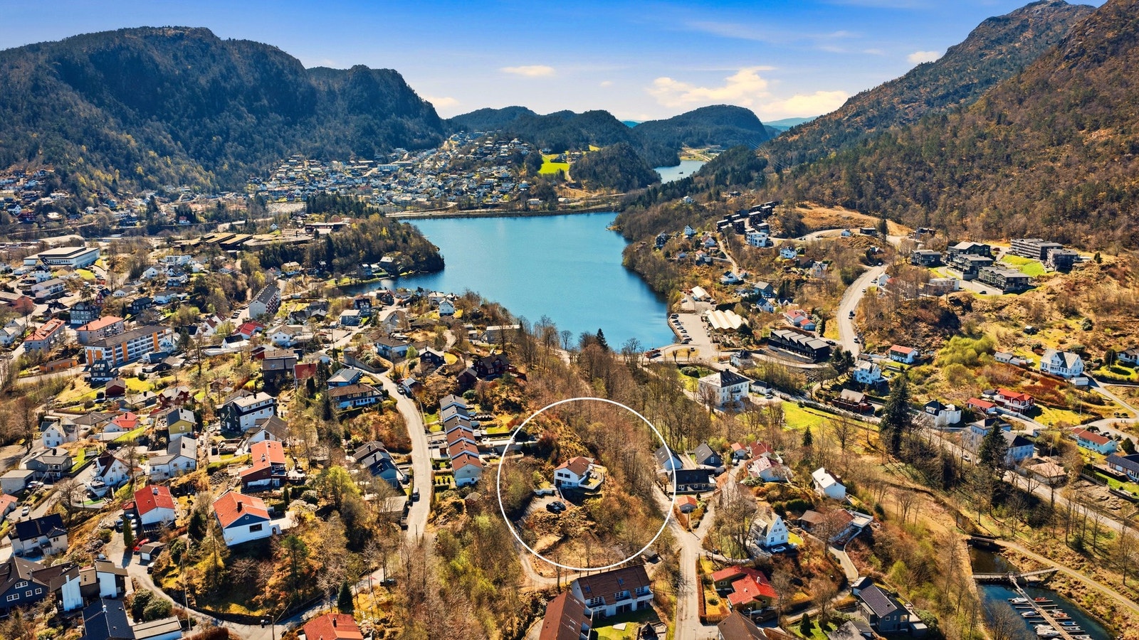 Kort vei til flere populære fjelltopper, samt Gravdalsviken med småbåthavn og friluftsområde. Galleribilde