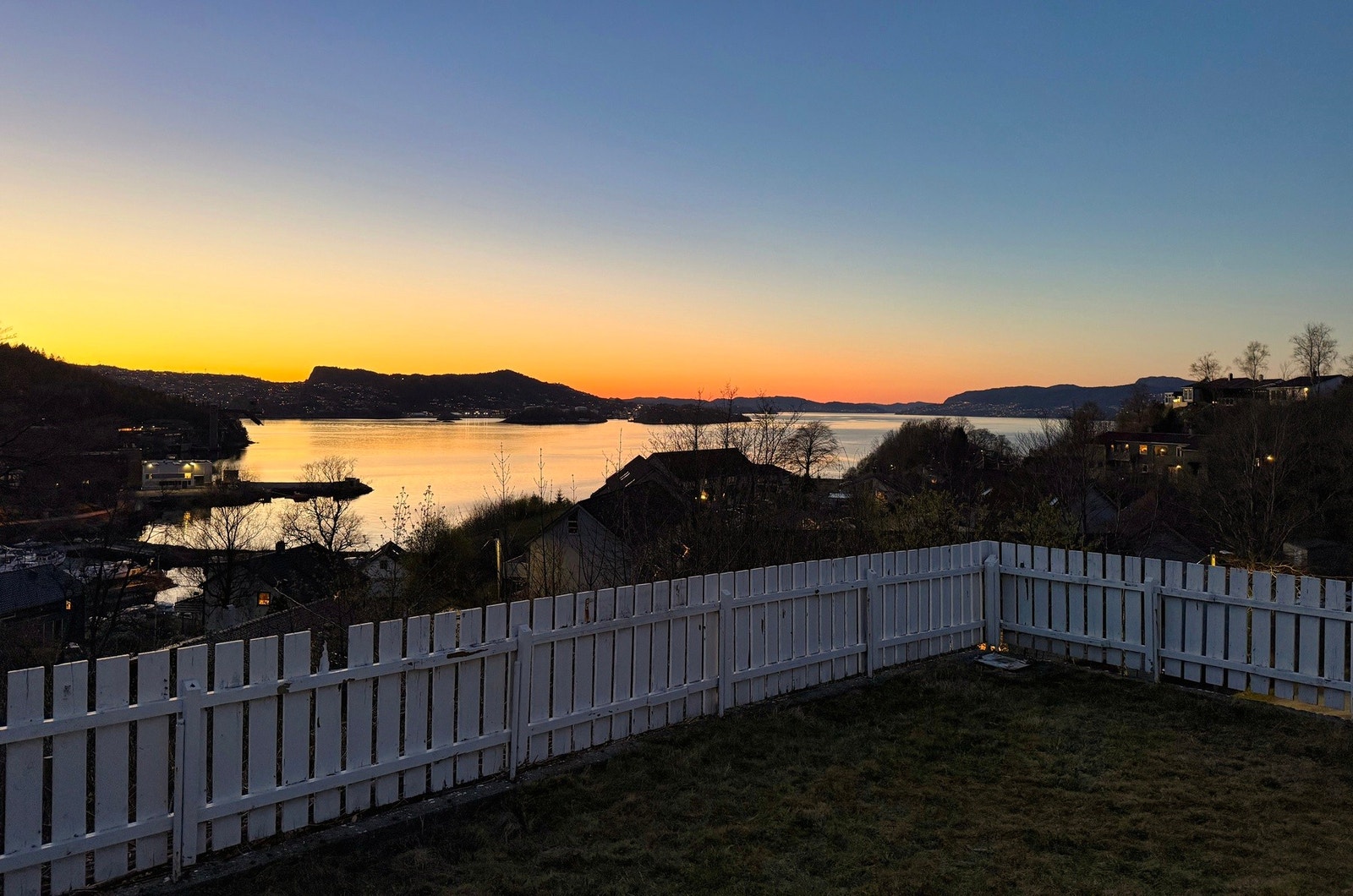 Utsikten tar seg meget bra ut i "kveldsfrakk" også. Det er bare å glede seg til solnedgangen her. Den må bare oppleves. Galleribilde